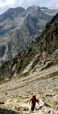 A la part alta del barranc de Comalesbienes amb el pic Comaloformo al darrera